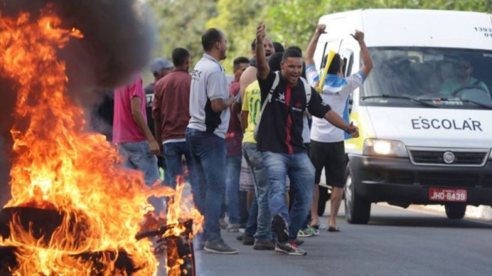 Contra o pre&ccedil;o do combust&iacute;vel, manifestantes atearam fogo em pneus para fechar via em Bras&iacute;lia, em 2018