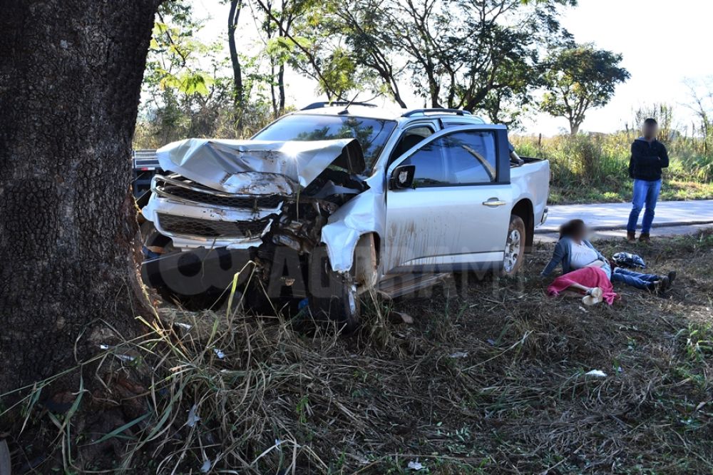 Imagem: Caminhonete bate em arvore na MT 270 Roo MT Idosa fica ferida ap&oacute;s bater caminhonete em &aacute;rvore na MT-270